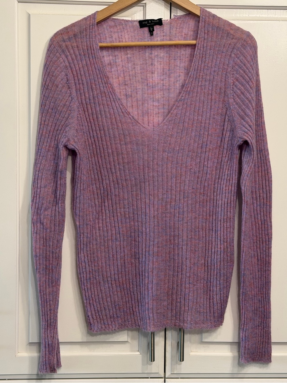 Rag & Bone Donna V-Neck ribbed knit sweater in a lilac and purple blend in large